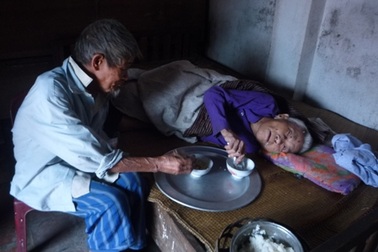 Cảnh sống lay lắt của “hai ngọn đèn trước gió”