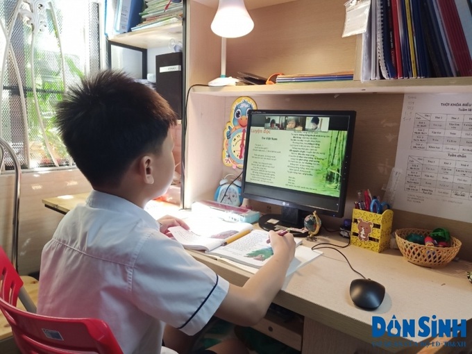 Học sinh học online phòng, tránh dịch Covid-19.