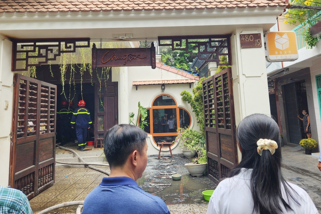 Cháy quán cà phê trong hẻm ở TPHCM, hành khách tháo chạy - 1 Cháy quán cà phê trong hẻm ở TPHCM, hành khách tháo chạy - 1