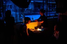 48 giờ sinh tồn của gia đình Thái Lan trong cơn đại hồng thủy