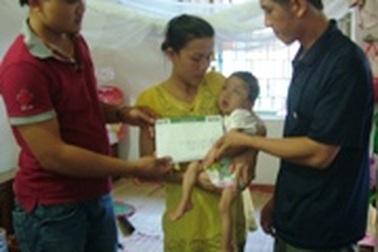 Hơn 30 triệu đồng đến với bé 14 tháng tuổi bị bệnh bại não bẩm sinh