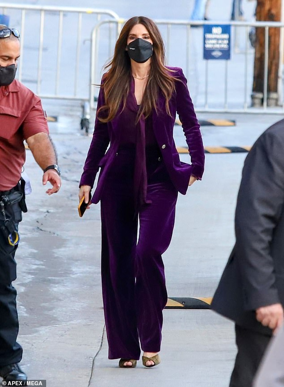 Dàn người đẹp sành điệu và gợi cảm trong trang phục vest sắc màu - 2