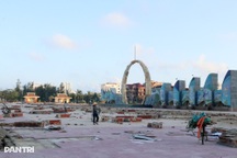 Quảng trường biển tan tác sau bão Bualoi