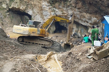 Hơn 100 người đang giải cứu hai phu vàng mắc kẹt trong hang sâu