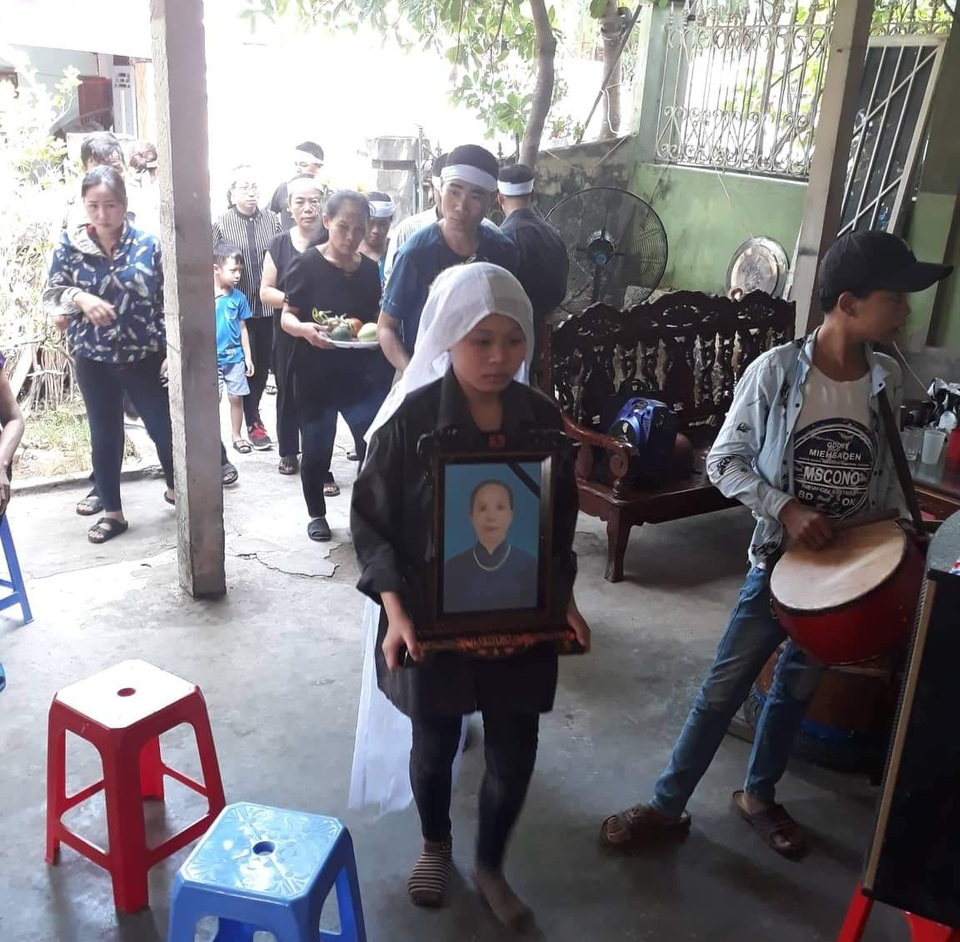 Đau thắt lòng cảnh chị em mồ côi bơ vơ giữa dòng đời! - 1 Đau thắt lòng cảnh chị em mồ côi bơ vơ giữa dòng đời! - 1