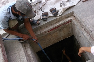 Người bán vé số khiếm thị rơi xuống cống thoát nước sâu 3m