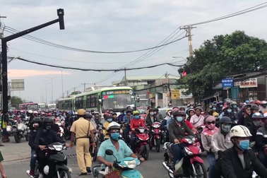 Xe máy tấp nập đổ về miền Tây, giao thông cửa ngõ Sài Gòn “nghẹt thở”