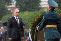 Tổng thống Putin “đội mưa” đặt vòng hoa tưởng niệm