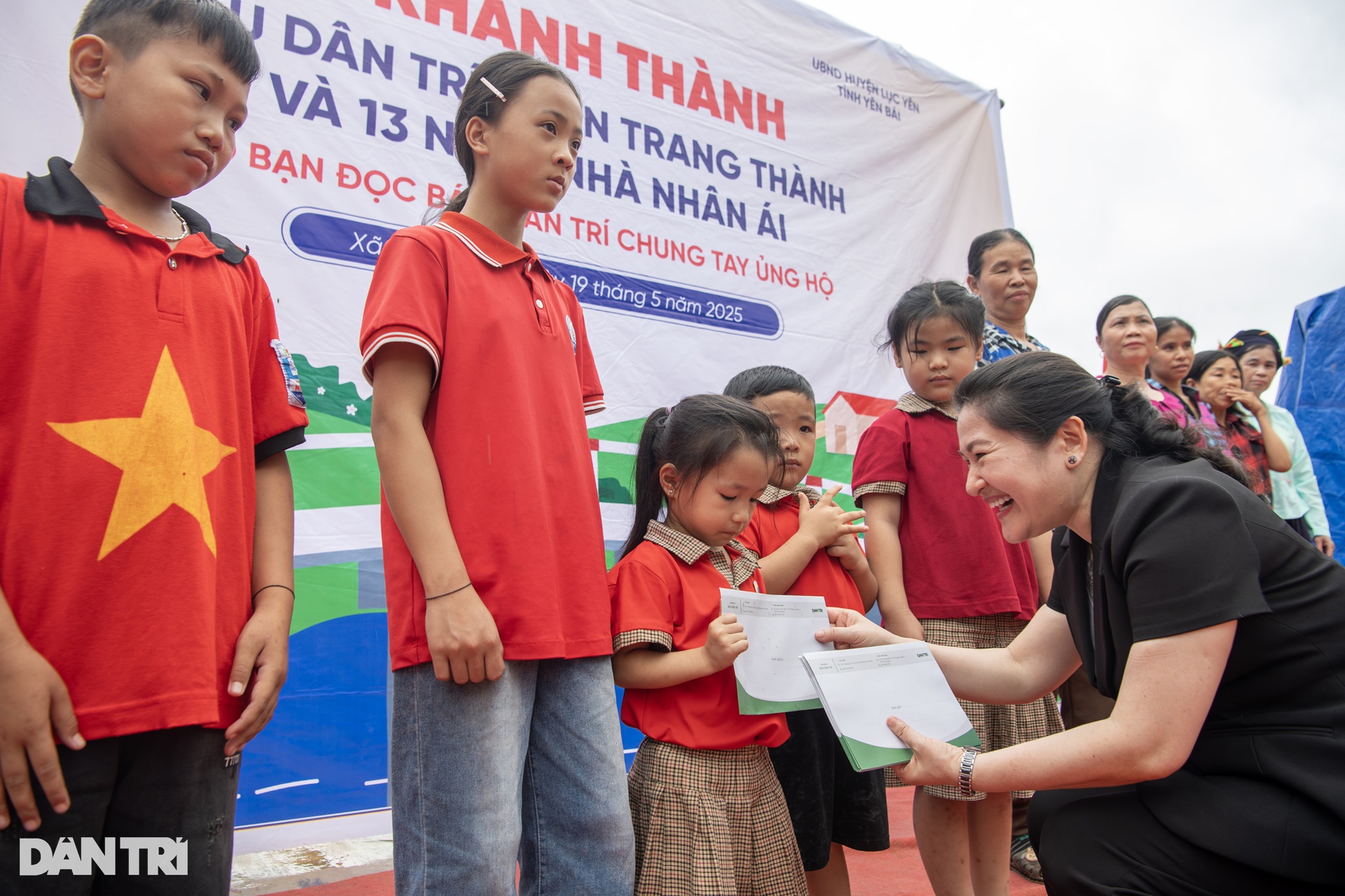 Niềm vui vỡ òa ngày khánh thành cây cầu mơ ước và 13 ngôi nhà Nhân ái - 12 Niềm vui vỡ òa ngày khánh thành cây cầu mơ ước và 13 ngôi nhà Nhân ái - 12