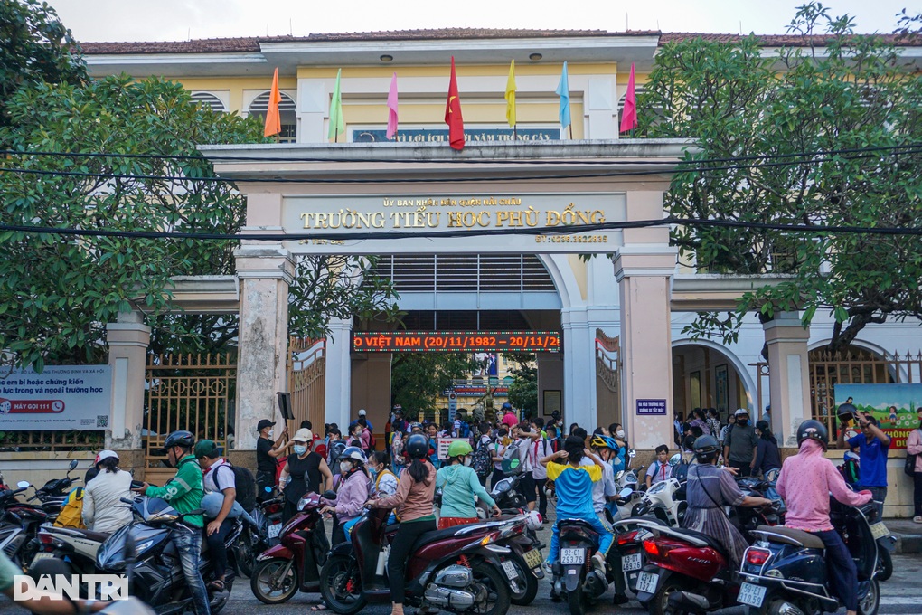 Đà Nẵng lo trường xuống cấp, nhiều bàn ghế có từ... thời bao cấp - 1 Đà Nẵng lo trường xuống cấp, nhiều bàn ghế có từ... thời bao cấp - 1