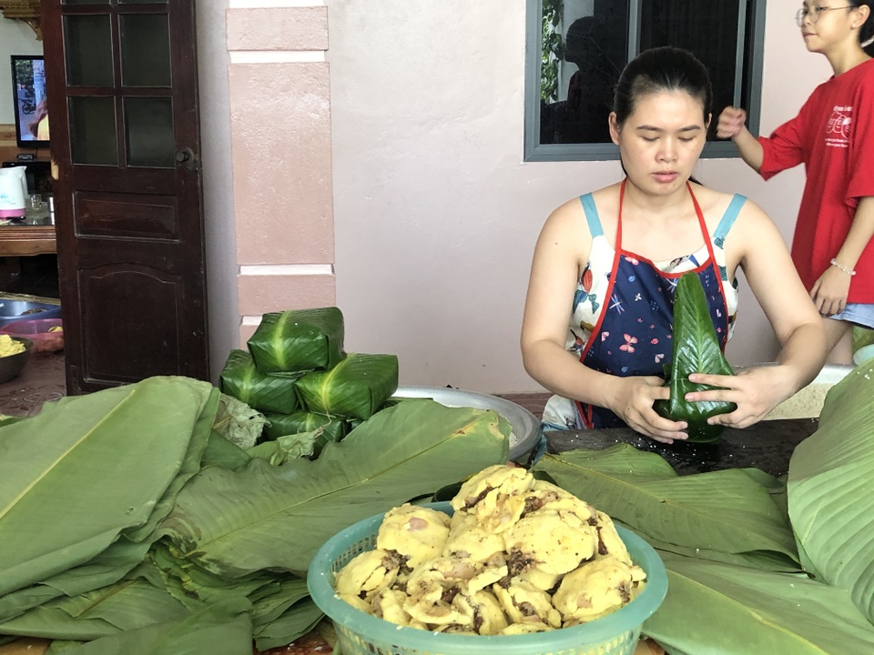 Người làm bánh chưng xanh thành Vinh tất bật dịp Rằm tháng 7 - 5 Người làm bánh chưng xanh thành Vinh tất bật dịp Rằm tháng 7 - 5