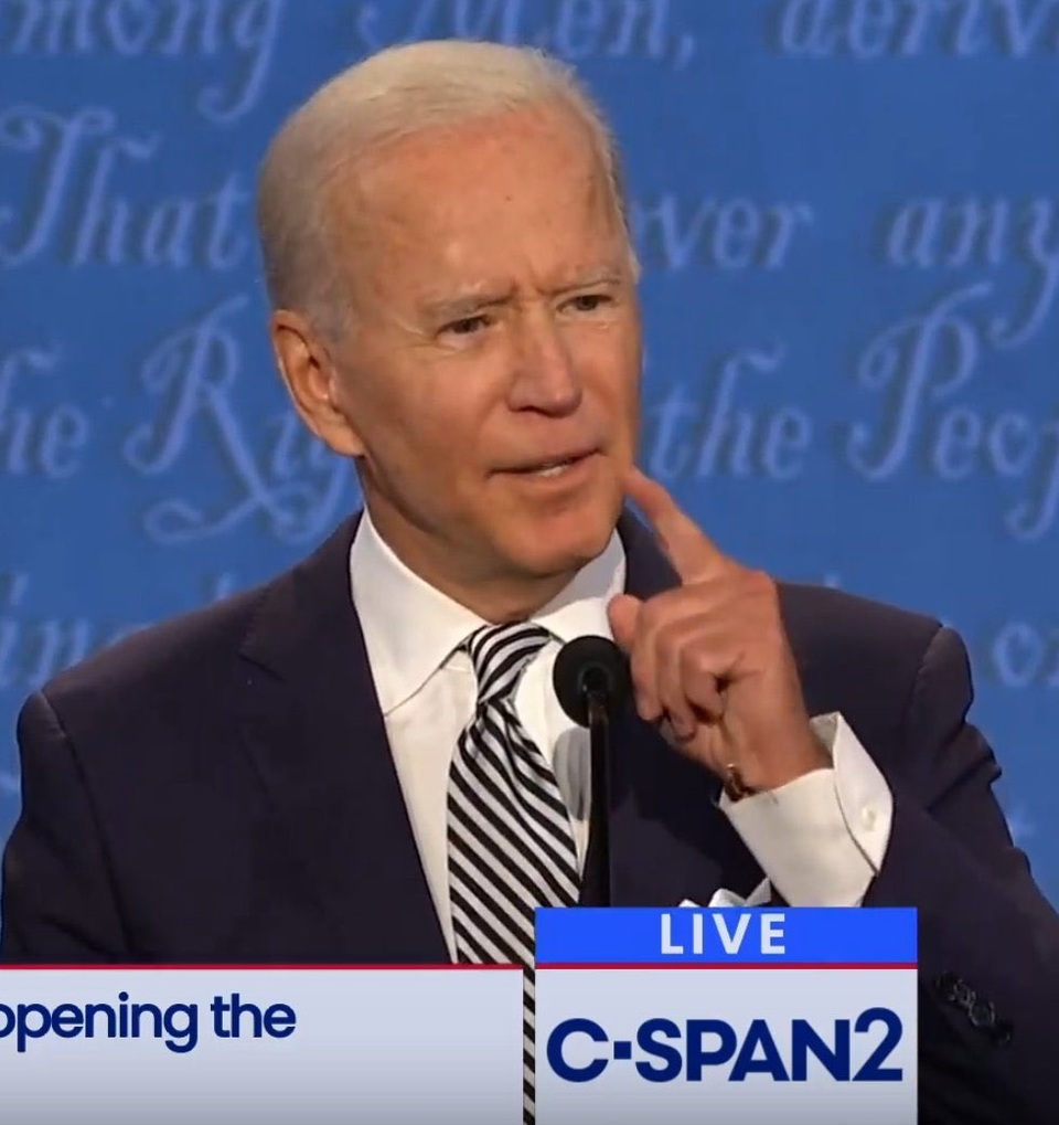 Sợi dây bí ẩn trên người ông Biden trong cuộc tranh luận đầu tiên - 2 Sợi dây bí ẩn trên người ông Biden trong cuộc tranh luận đầu tiên - 2