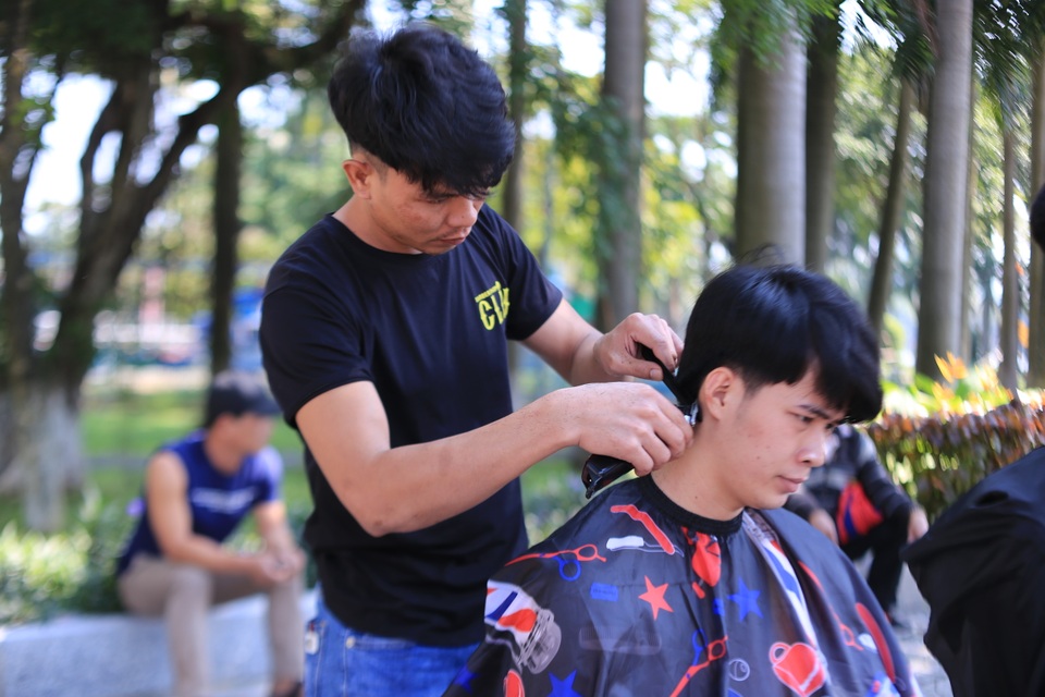 Ấm lòng “tiệm” cắt tóc miễn phí trên vỉa hè ở Đà Nẵng - 2 Ấm lòng “tiệm” cắt tóc miễn phí trên vỉa hè ở Đà Nẵng - 2
