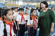 Trang bị kỹ năng bơi cho trẻ em là hết sức cấp thiết