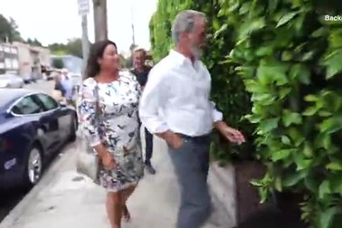 Pierce Brosnan xuống phố cùng vợ