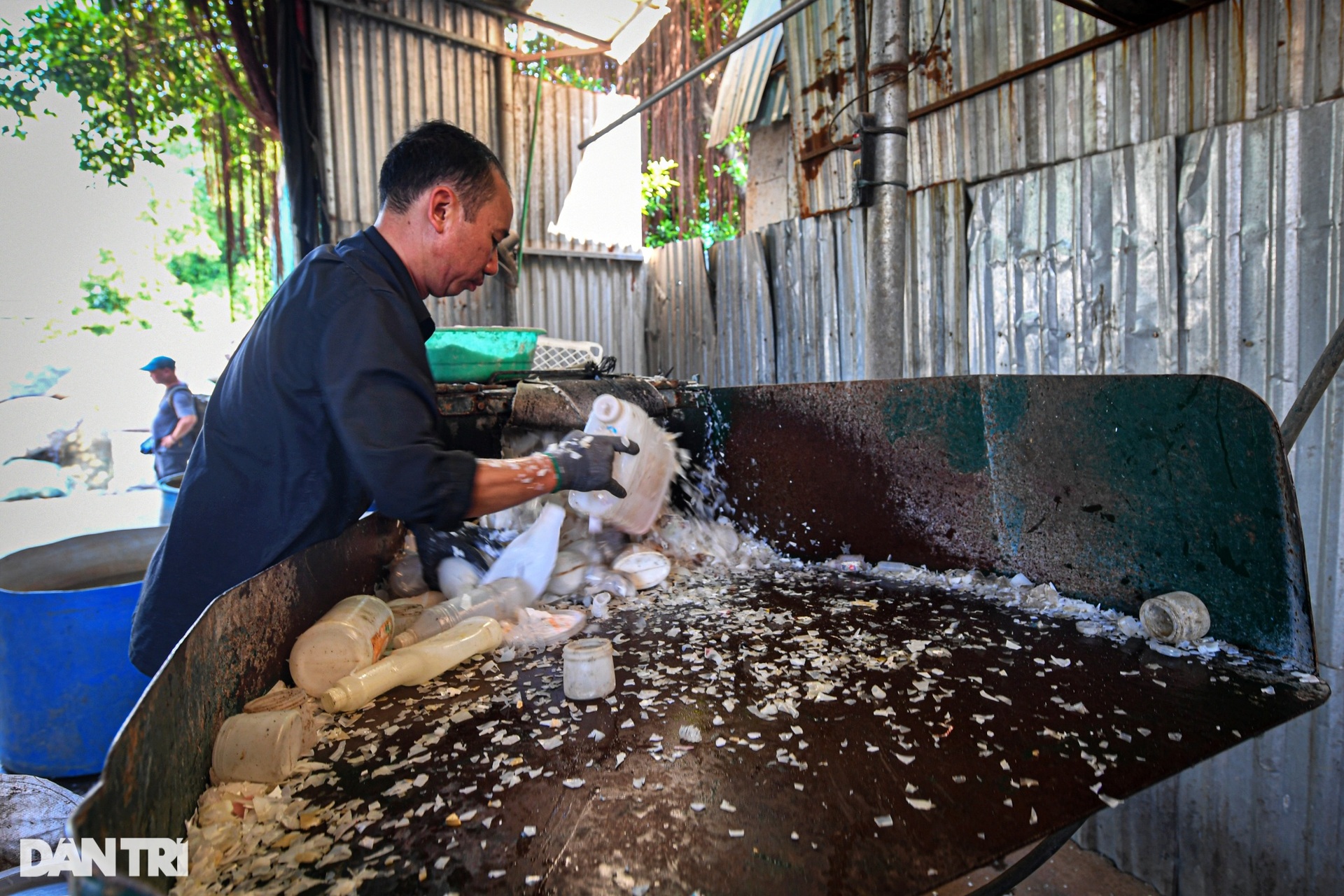 Những núi phế liệu khổng lồ bên trong ngôi làng tái chế rác thải ở Hà Nội - 17 Những núi phế liệu khổng lồ bên trong ngôi làng tái chế rác thải ở Hà Nội - 17