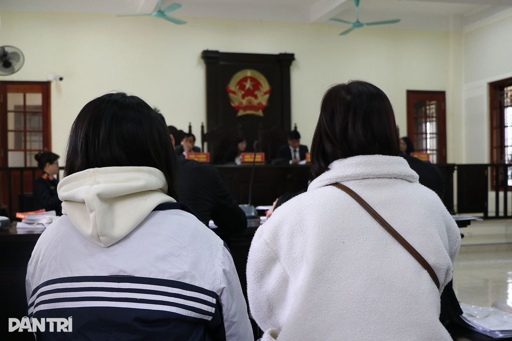 Đâm chém mẹ con bạn gái cùng lớp, khi ra tòa nói không quan tâm - 2 Đâm chém mẹ con bạn gái cùng lớp, khi ra tòa nói không quan tâm - 2