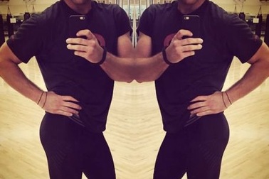 Chết cười với bộ ảnh bắt chước tư thế “selfie” của phái yếu