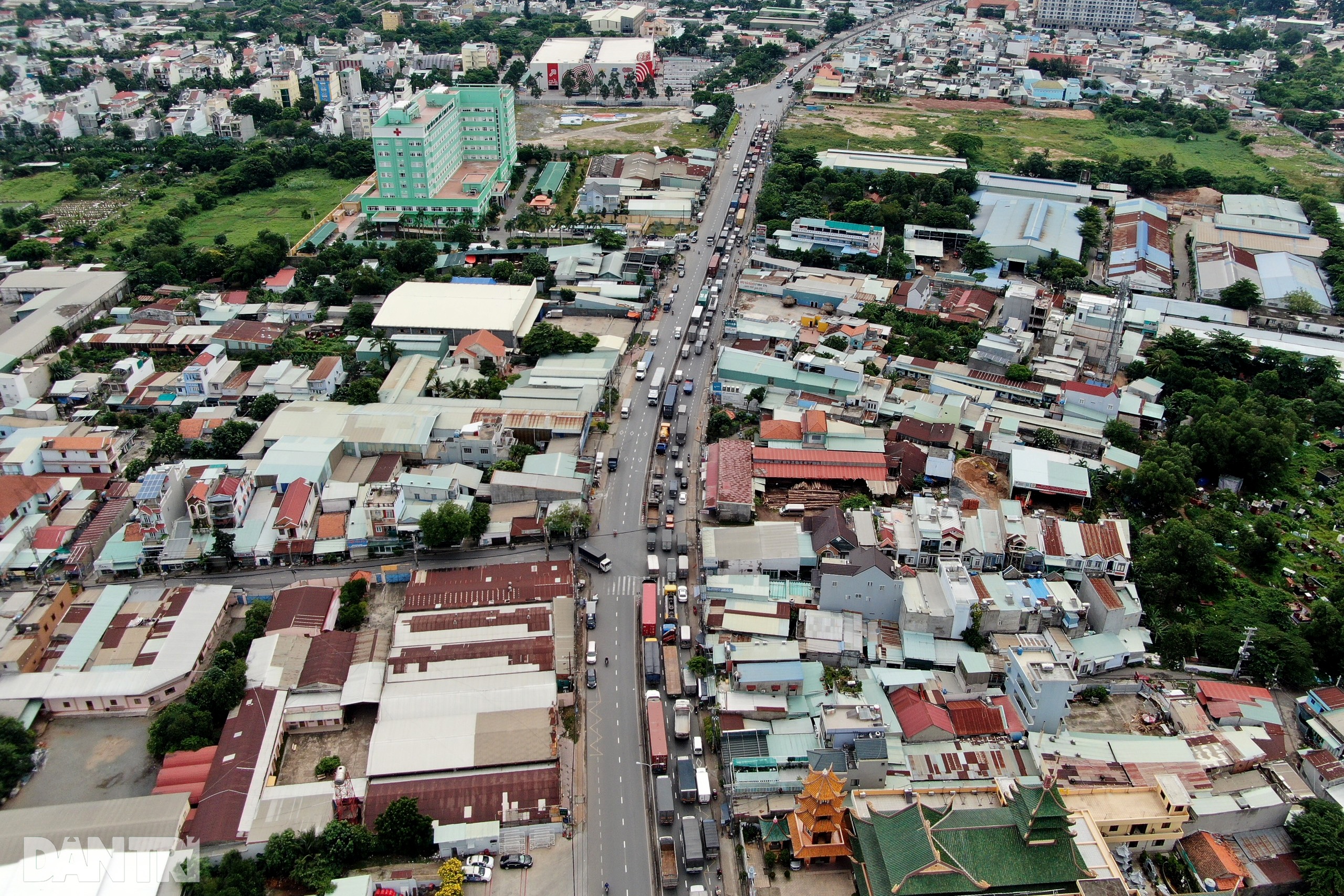 TPHCM: Kẹt xe nhiều kilomet ở cửa ngõ phía Đông ngày đầu giãn cách xã hội - 1 TPHCM: Kẹt xe nhiều kilomet ở cửa ngõ phía Đông ngày đầu giãn cách xã hội - 1