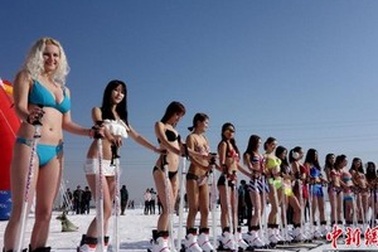 Mặc bikini trượt tuyết giữa trời lạnh giá