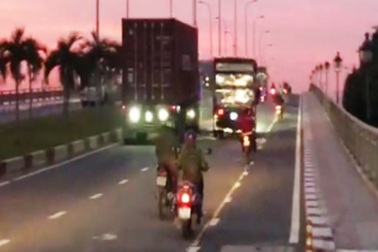 Người đi xe máy “sợ” làn 2 bánh: Thêm làn cho xe máy