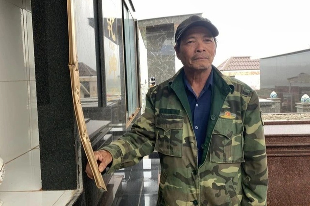 Tạm giữ hình sự 3 thanh niên cạy phá hơn 100 ngôi mộ lấy nhôm đi bán - 2 Tạm giữ hình sự 3 thanh niên cạy phá hơn 100 ngôi mộ lấy nhôm đi bán - 2