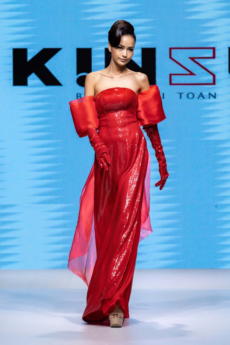 Hóa quý cô cổ điển, Ngọc Châu đẹp kiêu sa trình diễn thời trang - 3