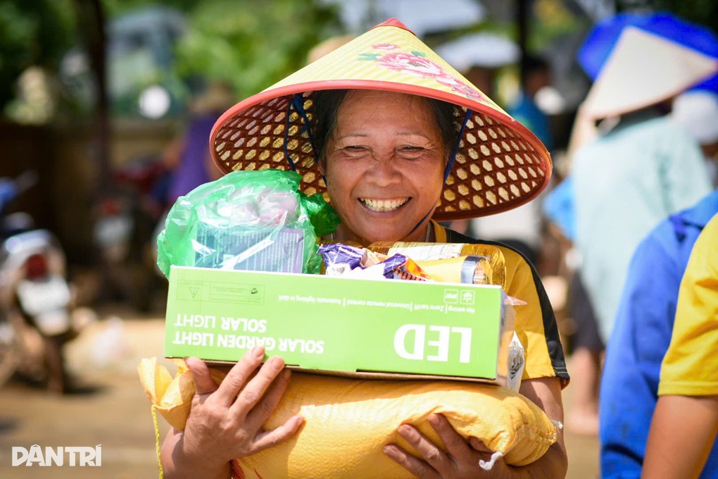 Chuyển hết tiền cho vợ để đi vào tâm sạt lở, mang yêu thương đến đồng bào - 1 Chuyển hết tiền cho vợ để đi vào tâm sạt lở, mang yêu thương đến đồng bào - 1
