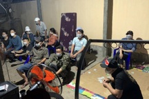 Đang giãn cách, 16 đối tượng vẫn tụ tập đánh bạc ăn tiền