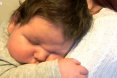 Bé trai sơ sinh nặng 7 kg