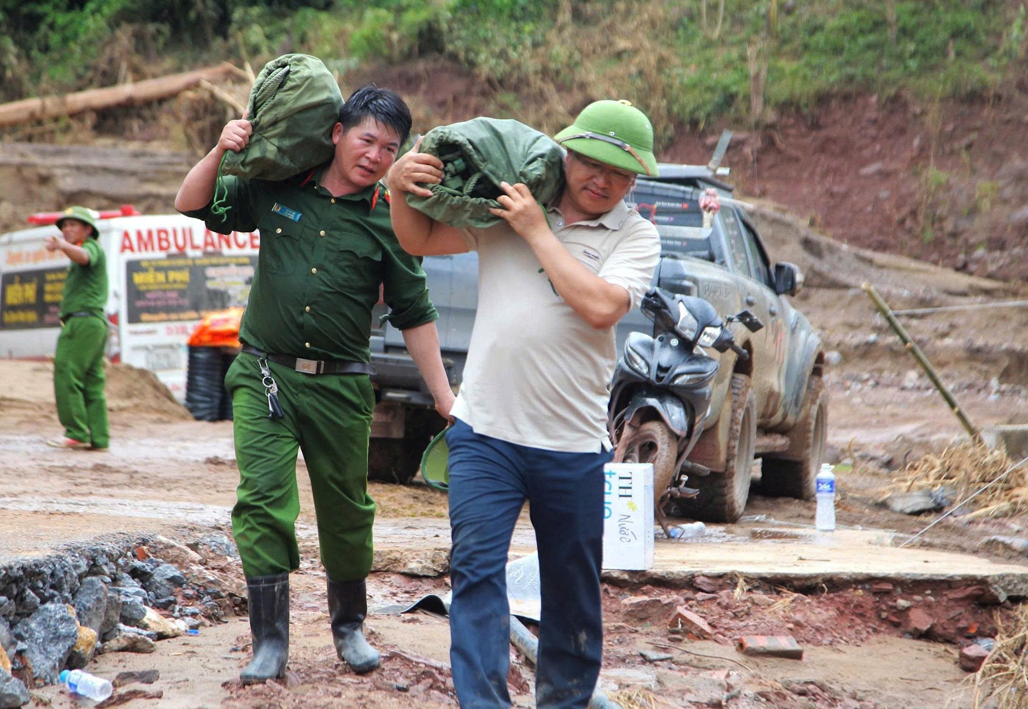 Trung úy công an lặng người trước cảnh nhà mình sau những ngày lo việc dân