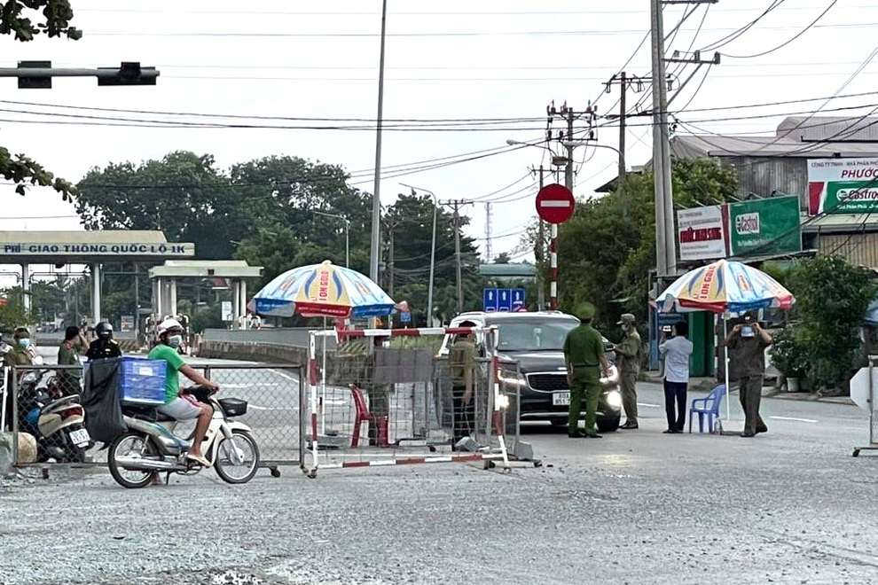 Thành viên tổ kiểm dịch thừa nhận vòi 2 triệu đồng của shipper - 2 Thành viên tổ kiểm dịch thừa nhận vòi 2 triệu đồng của shipper - 2