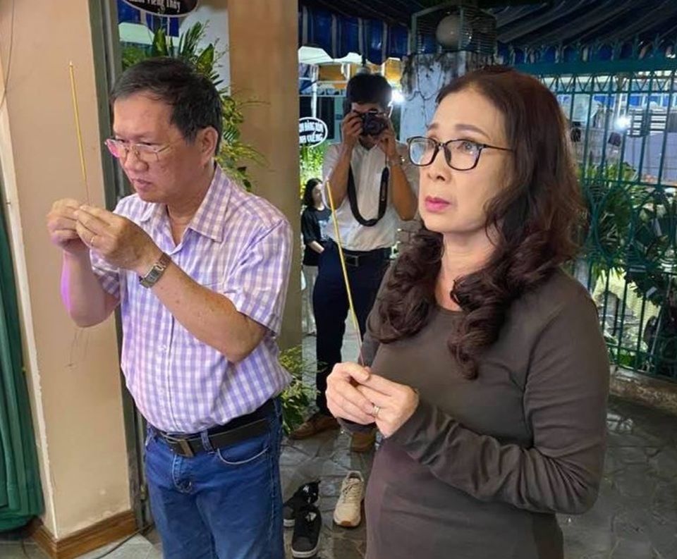 Nghệ sĩ Thanh Ngân, Vân Khánh... bật khóc khi đến viếng Vũ Đức Sao Biển - 7 Nghệ sĩ Thanh Ngân, Vân Khánh... bật khóc khi đến viếng Vũ Đức Sao Biển - 7