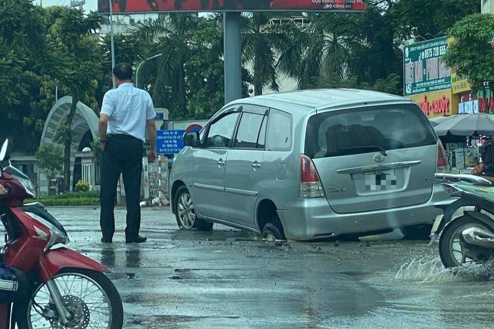 Hà Nội: Ô tô đang đi trên đường bất ngờ bị tụt bánh xuống hố - 2 Hà Nội: Ô tô đang đi trên đường bất ngờ bị tụt bánh xuống hố - 2