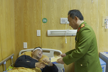 Thượng úy CSGT bị tài xế xe máy tông trọng thương khi làm nhiệm vụ