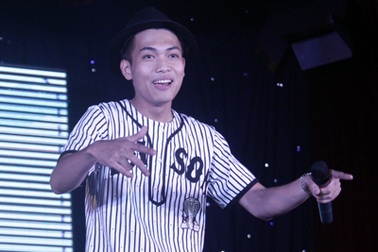 Rapper Big Daddy bất ngờ được "tỏ tình" giữa sân khấu trường Báo