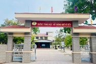 Nữ sinh túm tóc đánh bạn giữa đường, nhiều nam sinh cổ vũ "đánh mạnh vào"