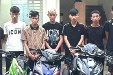 Vô cớ cầm hung khí đuổi đánh người đi đường, 15 thanh niên bị khởi tố