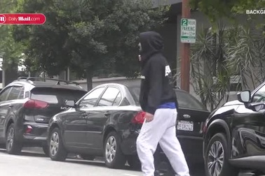 Nữ diễn viên Christina Fulton xuống phố với một bên mắt bị thâm tím