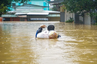 Vượt dòng nước lũ ngang đầu, chia nhau từng gói mì, hộp bánh