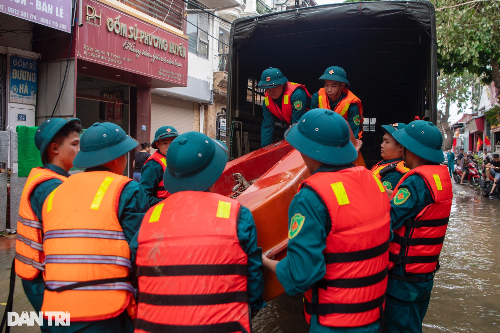 View - Hà Nội: Làng gốm Bát Tràng chìm trong biển nước | Báo Dân trí