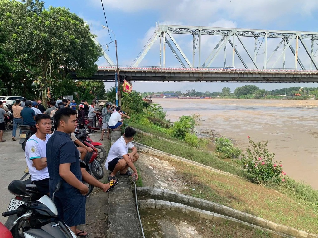 Lật tàu trên sông Lô, hai vợ chồng mất tích - 1 Lật tàu trên sông Lô, hai vợ chồng mất tích - 1