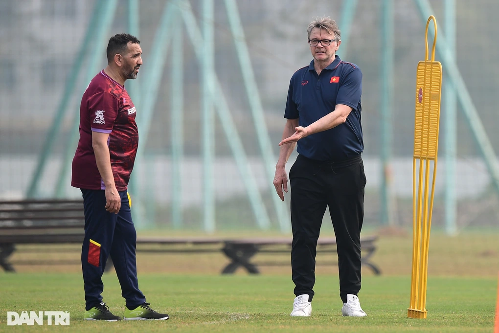 HLV Philippe Troussier làm điều bất ngờ với cầu thủ U23 Việt Nam - 2 HLV Philippe Troussier làm điều bất ngờ với cầu thủ U23 Việt Nam - 2
