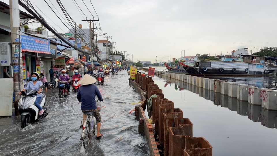 Người Sài Gòn lội nước triều cường đen ngòm về nhà sau giờ tan tầm - 14