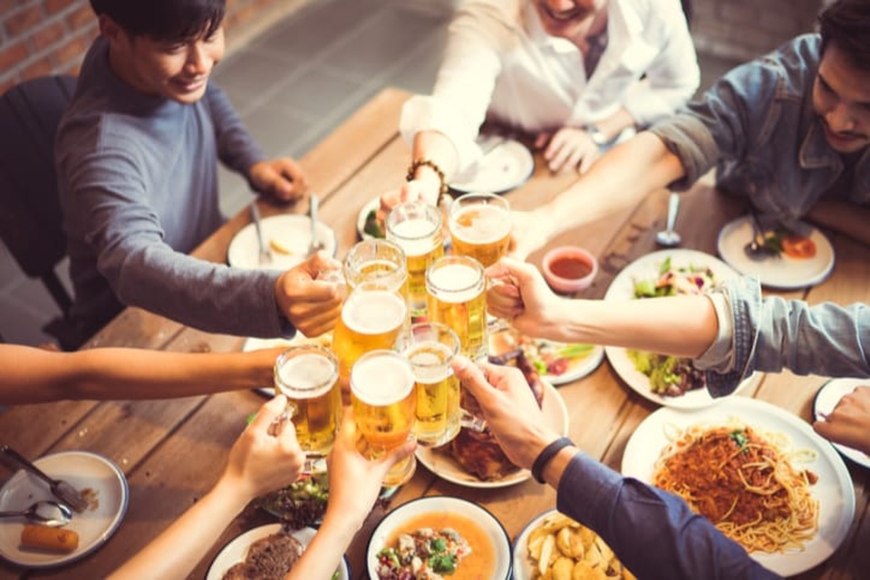 Trót mê những cuộc vui với bạn bè, làm sao để vợ vẫn tươi cười khi trở về sau những bàn tiệc? - 1 Trót mê những cuộc vui với bạn bè, làm sao để vợ vẫn tươi cười khi trở về sau những bàn tiệc? - 1