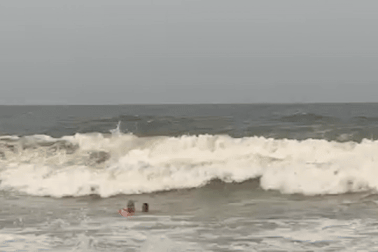 Cứu nhiều du khách bị sóng cuốn ở bãi biển Sầm Sơn