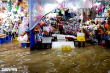 Triều cường bủa vây Bến Ninh Kiều, người dân "chôn chân" chờ nước rút