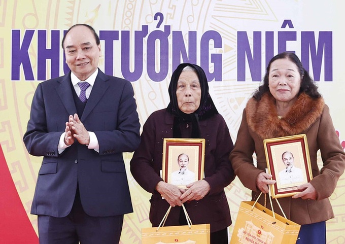 Chủ tịch nước Nguyễn Xuân Phúc tặng quà cho Mẹ Việt Nam anh hùng và Anh hùng Lực lượng vũ trang nhân dân. Ảnh: TTXVN