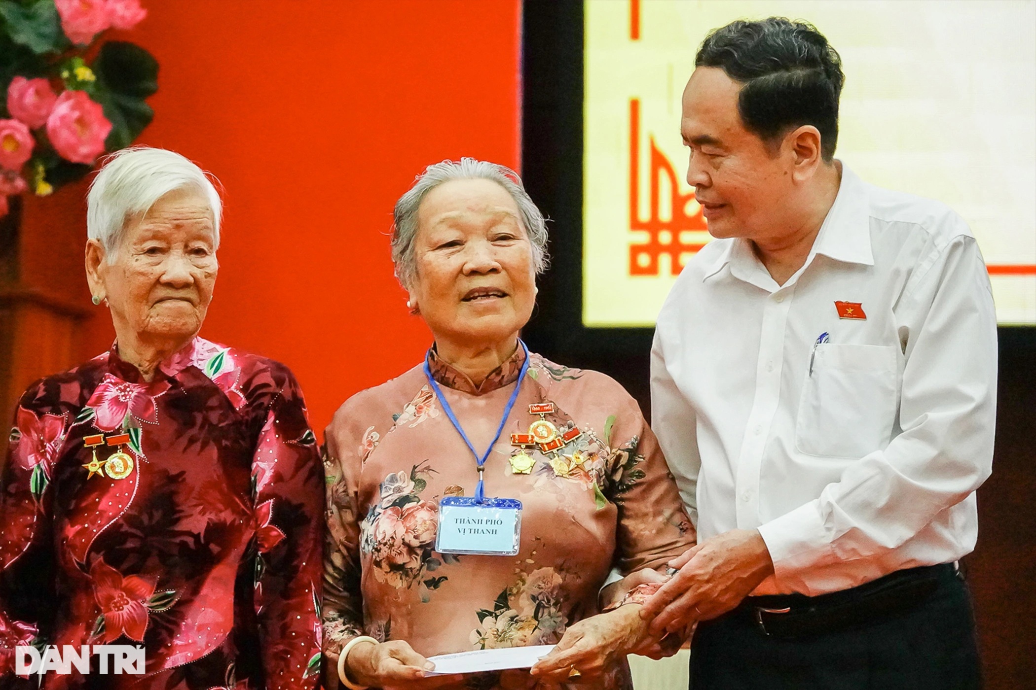 Ulusal Meclis Başkanı Tran Thanh Man, Hau Giang'daki değerli kişilere hediyeler takdim etti - 3 Chủ tịch Quốc hội Trần Thanh Mẫn trao quà tới người có công ở Hậu Giang - 3