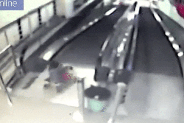 Tai nạn thang máy: Nhóc siêu quậy ngã gãy mũi trong nỗi sợ kinh hoàng